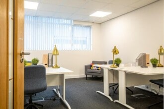 121 Brooker Rd, Waltham Abbey to rent Interior Photo- Image 2 of 4