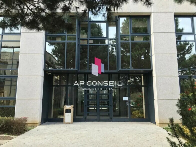 Office in Guyancourt to rent - Building Photo - Image 3 of 9