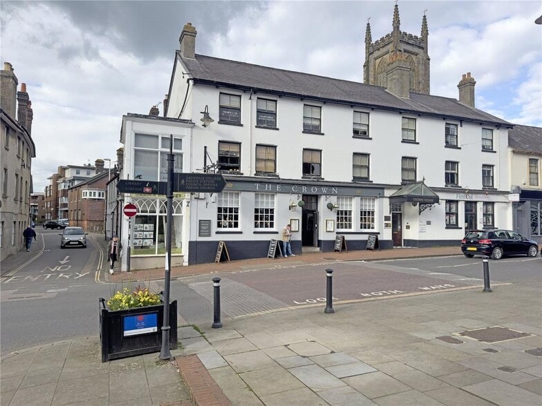 High St, East Grinstead to rent - Building Photo - Image 1 of 2