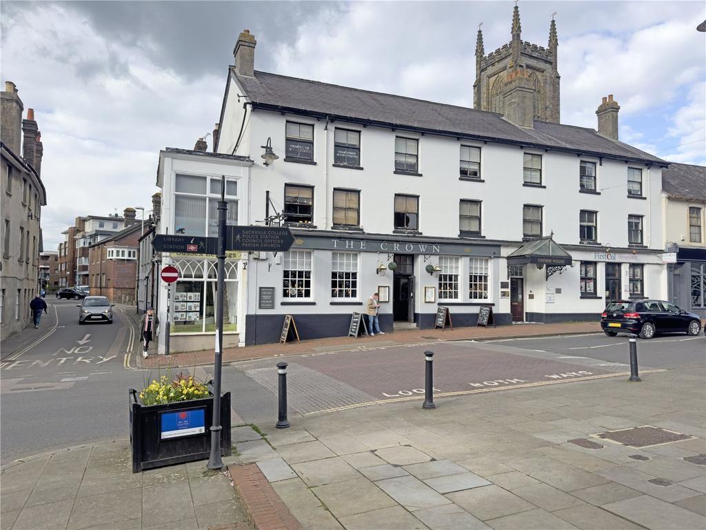 High St, East Grinstead to rent Building Photo- Image 1 of 3