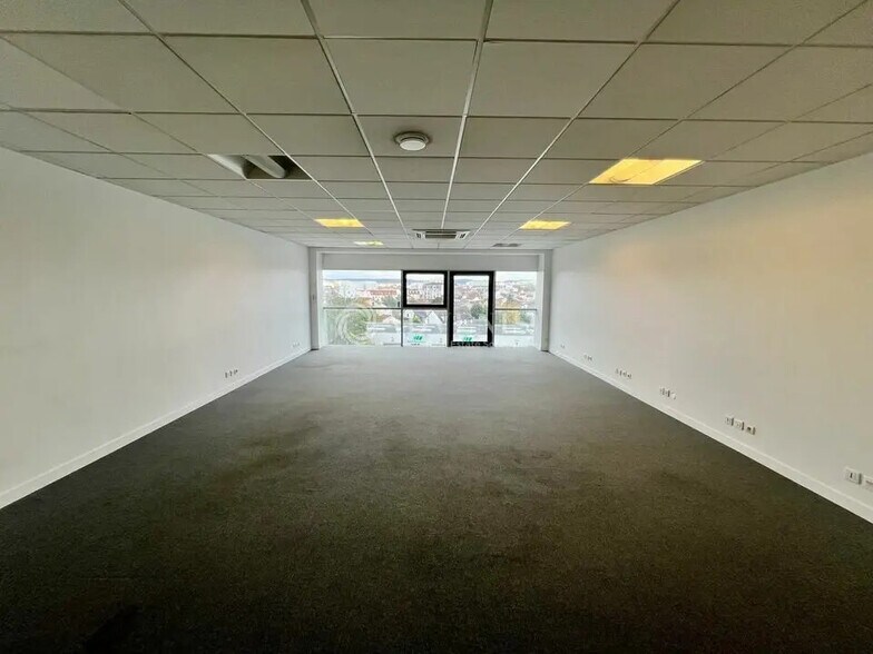 Office in Bezons to rent - Interior Photo - Image 2 of 12