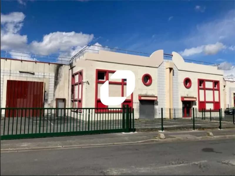 Location Local d'activités 820 m² - Photo 1