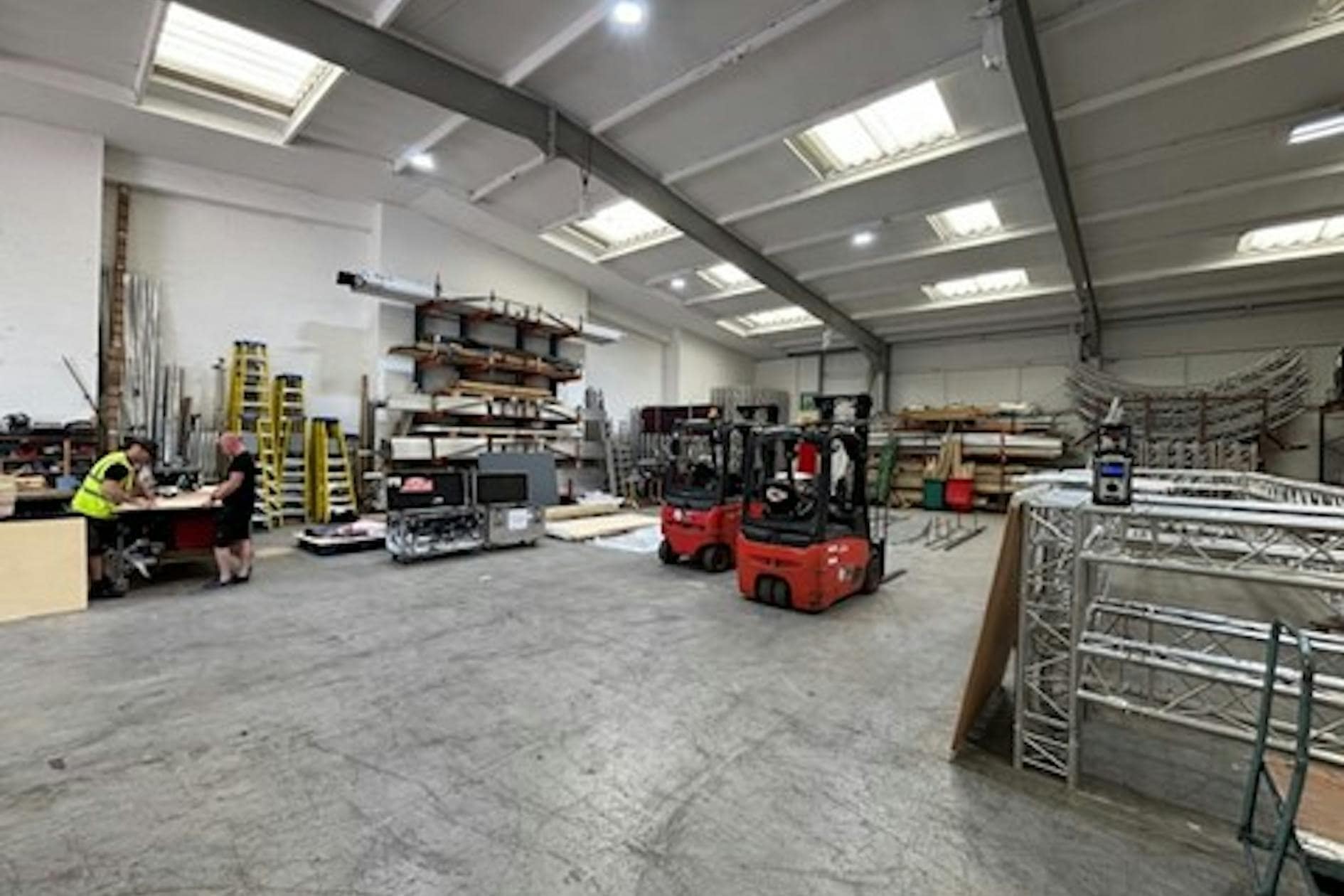 Grafton Way, Basingstoke to rent Building Photo- Image 1 of 6