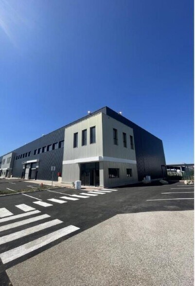 Light Industrial in Saint-Bonnet-de-Mure to rent - Building Photo - Image 3 of 28