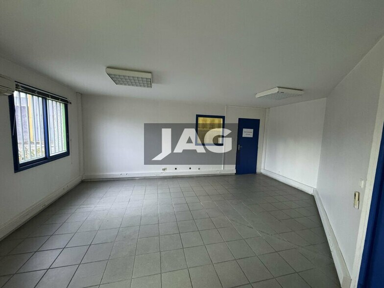 Light Industrial in Pusignan to rent - Interior Photo - Image 3 of 10