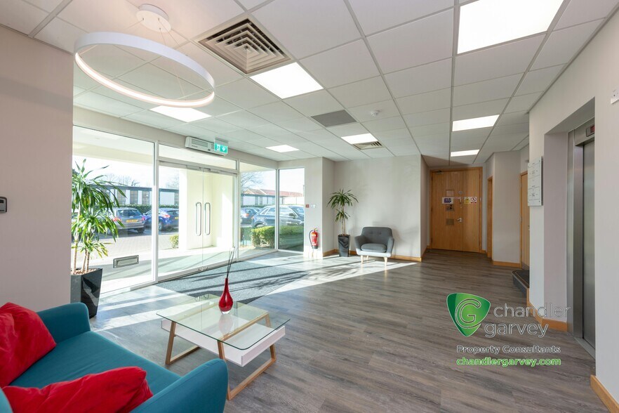 Waltham Rd, Maidenhead to rent - Building Photo - Image 2 of 16