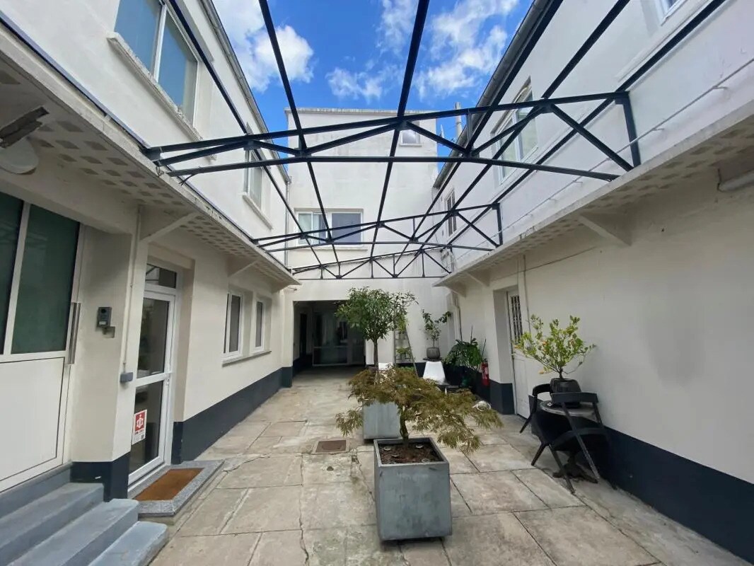 Office in Saint-Maur-des-Fossés to rent Building Photo- Image 1 of 9