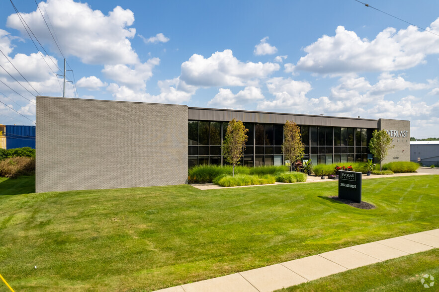 600 W Maple Rd, Troy, MI for rent - Building Photo - Image 1 of 5