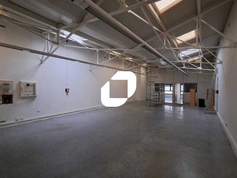 Office in Courbevoie to rent - Interior Photo - Image 1 of 8