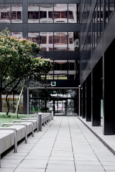 1 Newbridge Sq, Swindon to rent - Building Photo - Image 2 of 2