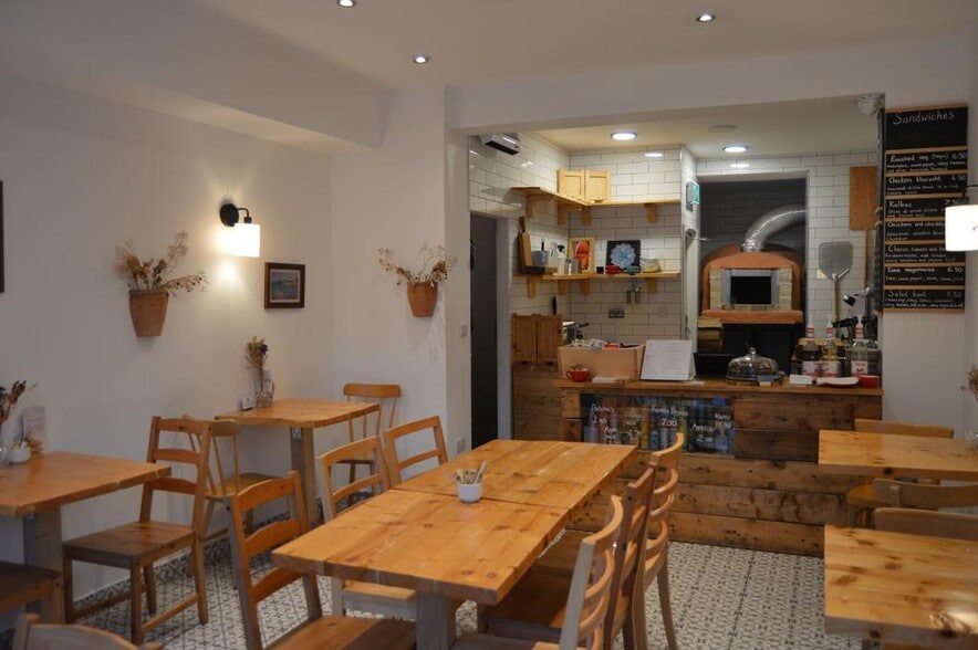 48 Lowtown, Pudsey to rent - Building Photo - Image 3 of 8