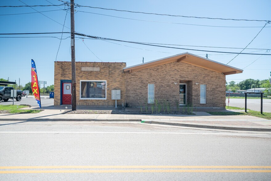 2319 Main St, Waller, TX for rent - Building Photo - Image 1 of 5