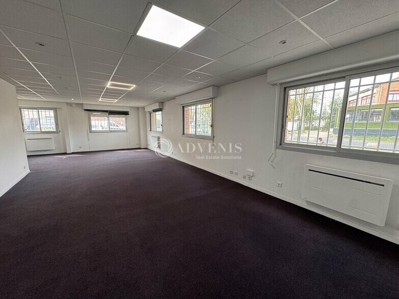 Office in Lisses to rent - Interior Photo - Image 3 of 4