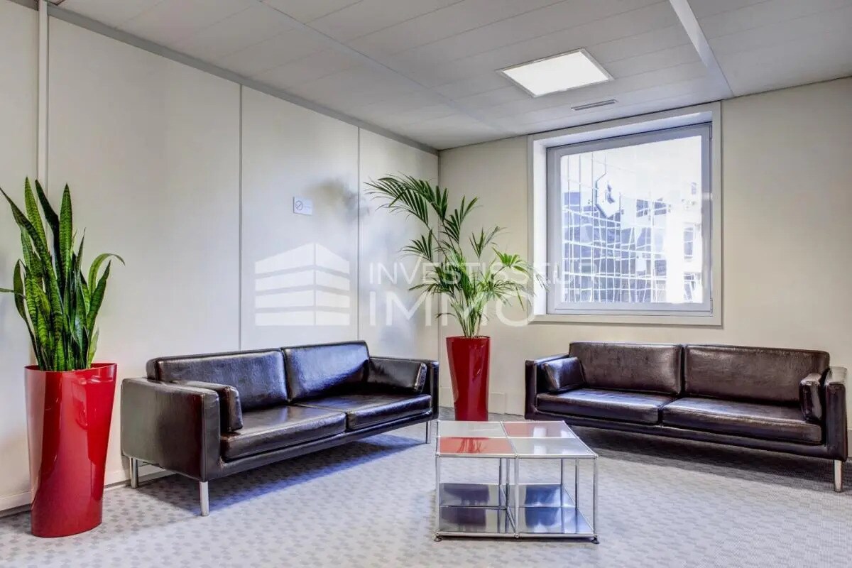 Office in Courbevoie to rent Building Photo- Image 1 of 7