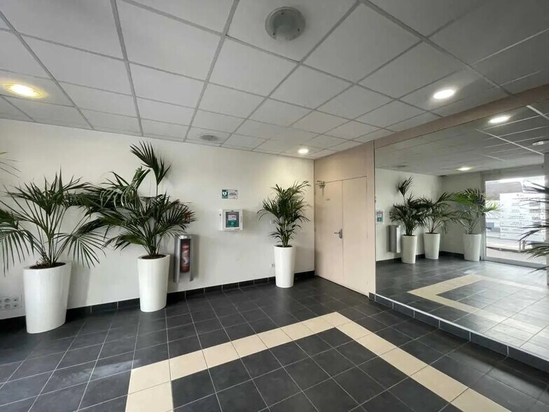 Office in Montrouge to rent - Lobby - Image 2 of 7