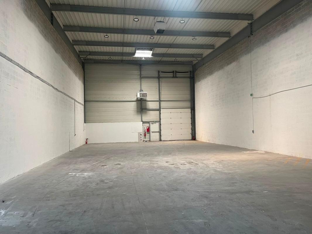 Industrial in Stains to rent Building Photo- Image 1 of 11