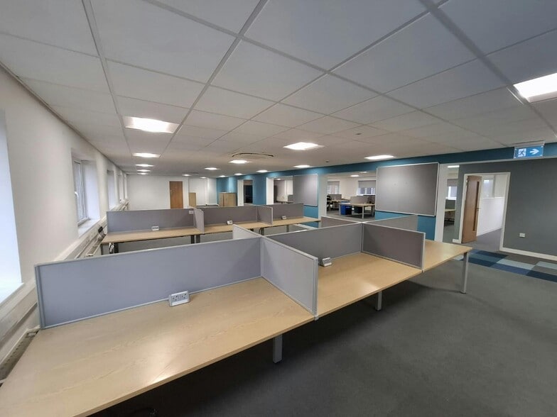 84A-92 London Rd, Manchester to rent - Building Photo - Image 3 of 4