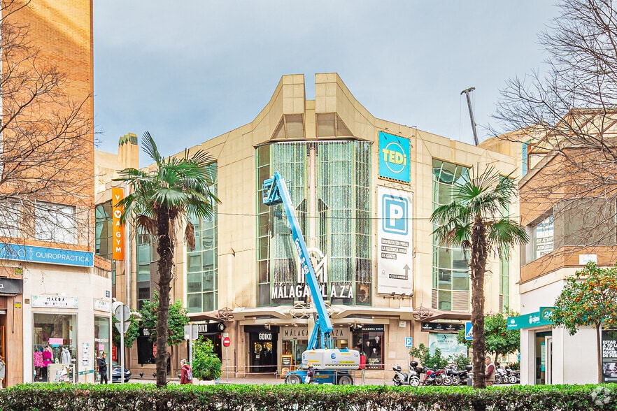 Calle Armengual de la Mota, 12, Málaga, Málaga to rent - Building Photo - Image 2 of 4