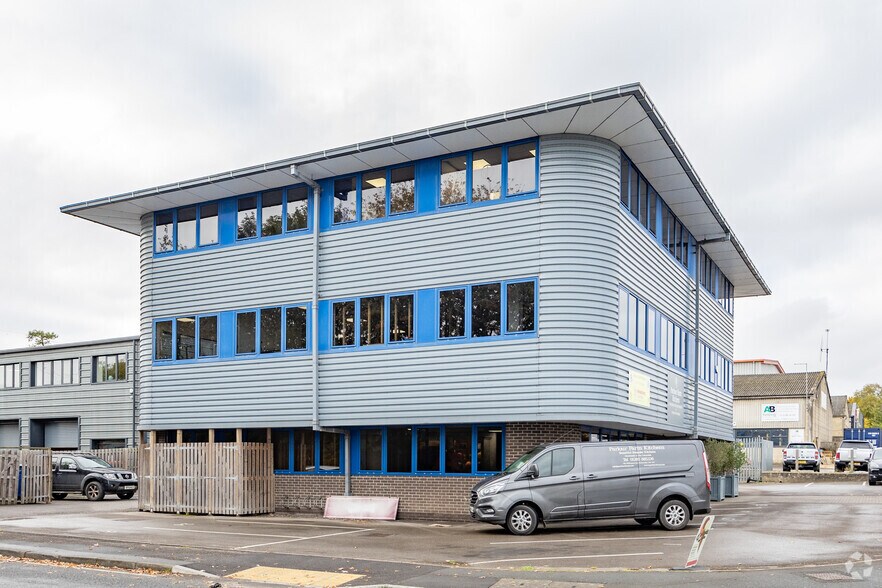 1 Wilkinson Rd, Cirencester to rent - Building Photo - Image 2 of 3