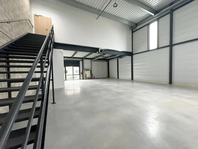 Office in Éragny to rent - Interior Photo - Image 1 of 16