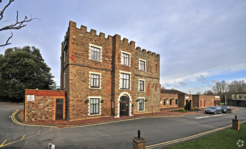 Toneway, Bathpool to rent - Building Photo - Image 2 of 30