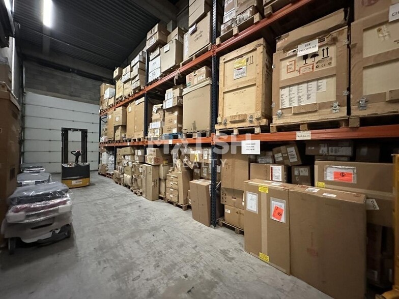 Light Industrial in Vénissieux to rent - Interior Photo - Image 1 of 5
