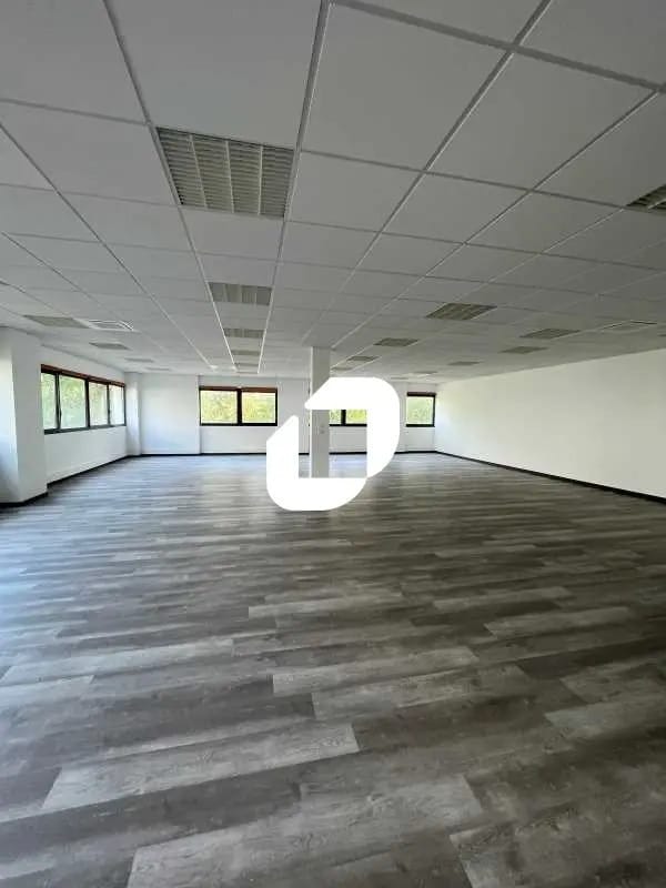 Office in Saint-Priest to rent Interior Photo- Image 1 of 8