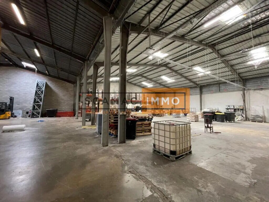 Location Entrepôt 1 400 m² - Photo 1