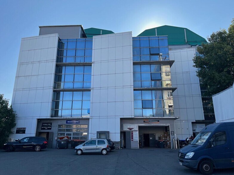 Light Industrial in Saint-Denis to rent - Building Photo - Image 1 of 16