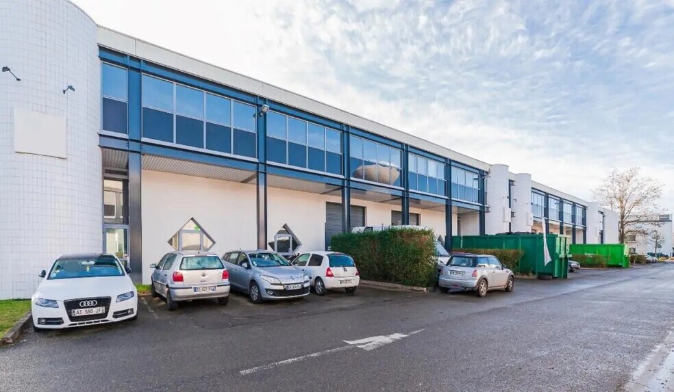 Light Industrial in Trappes to rent - Building Photo - Image 2 of 2