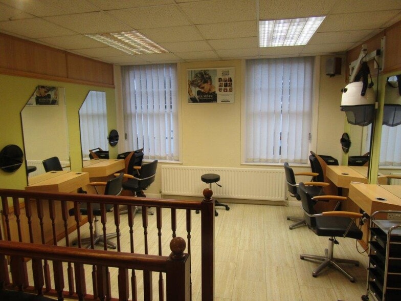 105 High St, Bedford to rent - Building Photo - Image 2 of 11