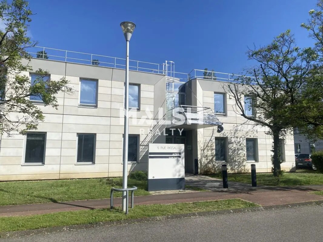 Office in Bron to rent Building Photo- Image 1 of 15