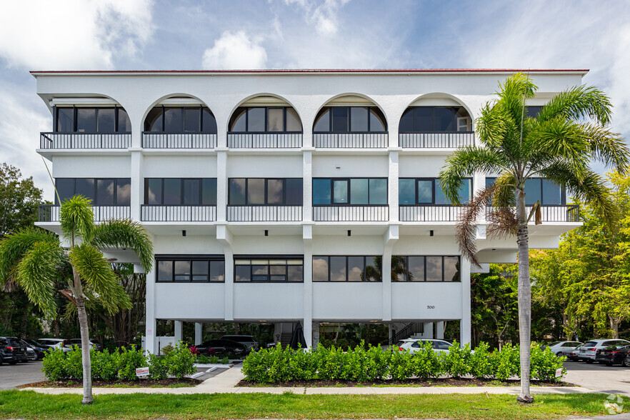 700 11th St S, Naples, FL for sale - Building Photo - Image 1 of 19