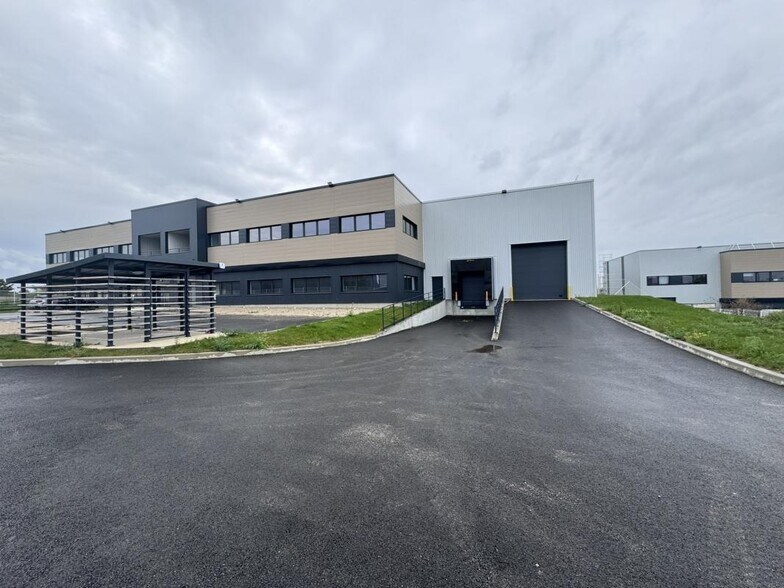 Light Industrial in Colombier-Saugnieu to rent - Building Photo - Image 1 of 11