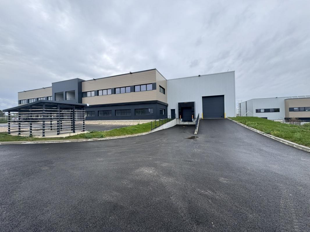 Light Industrial in Colombier-Saugnieu to rent Building Photo- Image 1 of 12