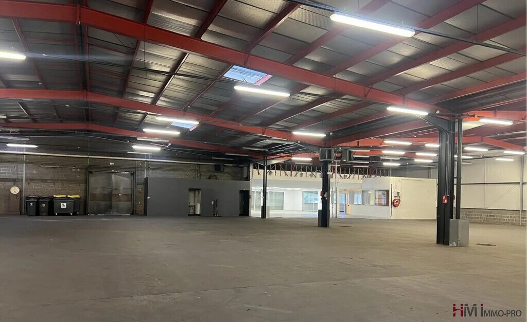 Location Entrepôt 2 080 m² - Photo 1