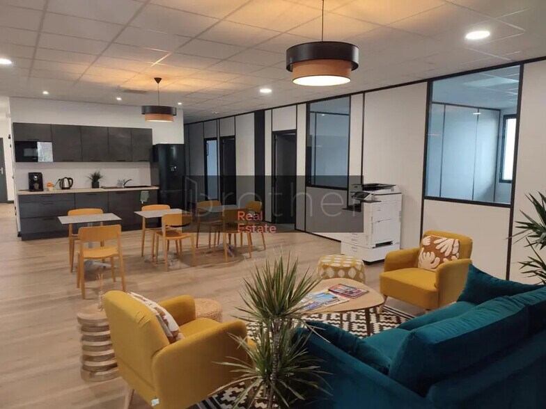 Office in Mérignac to rent - Building Photo - Image 2 of 9