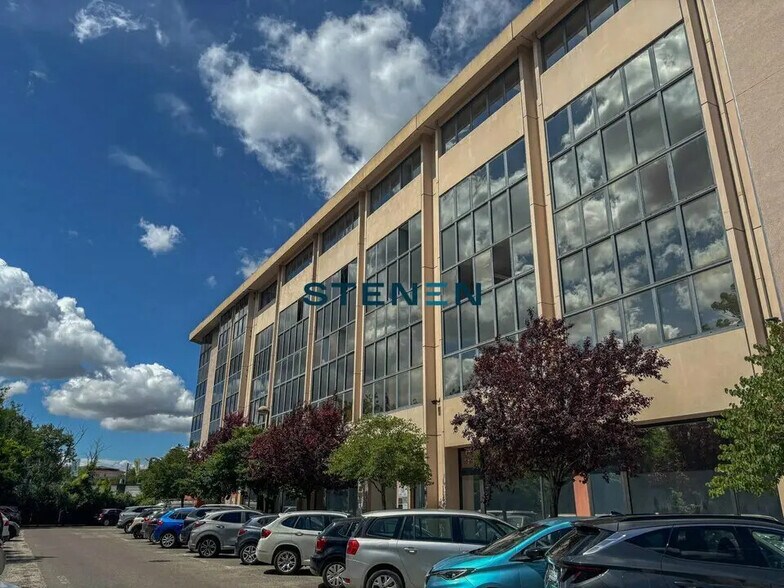 Office in Aix-en-Provence to rent - Building Photo - Image 1 of 10