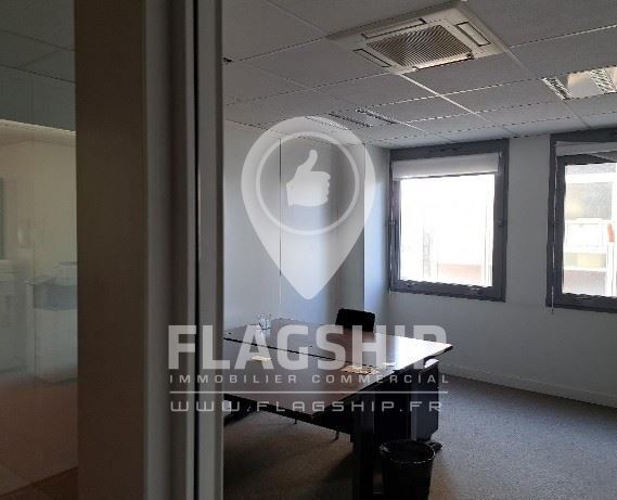 Retail in LA VARENNE SAINT HILAIRE to rent - Interior Photo - Image 2 of 10