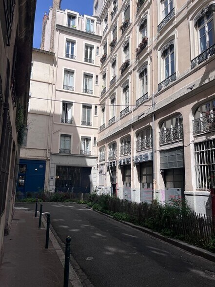 Retail in Lyon for sale - Building Photo - Image 2 of 3