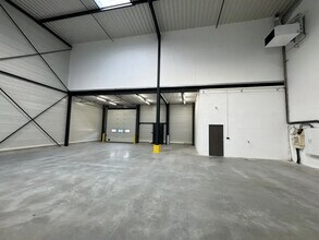 Light Industrial in Saint-Ouen-l'Aumône to rent Interior Photo- Image 2 of 9