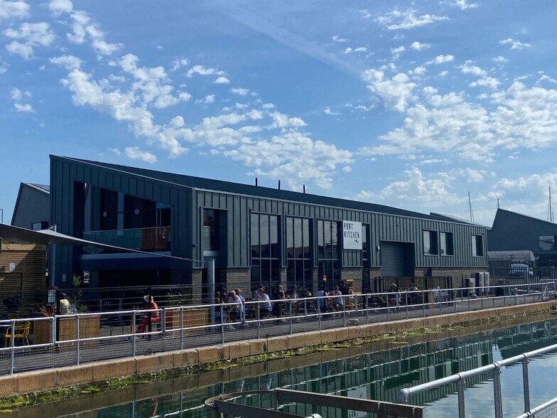 104 Albion St, Southwick for sale - Building Photo - Image 1 of 1