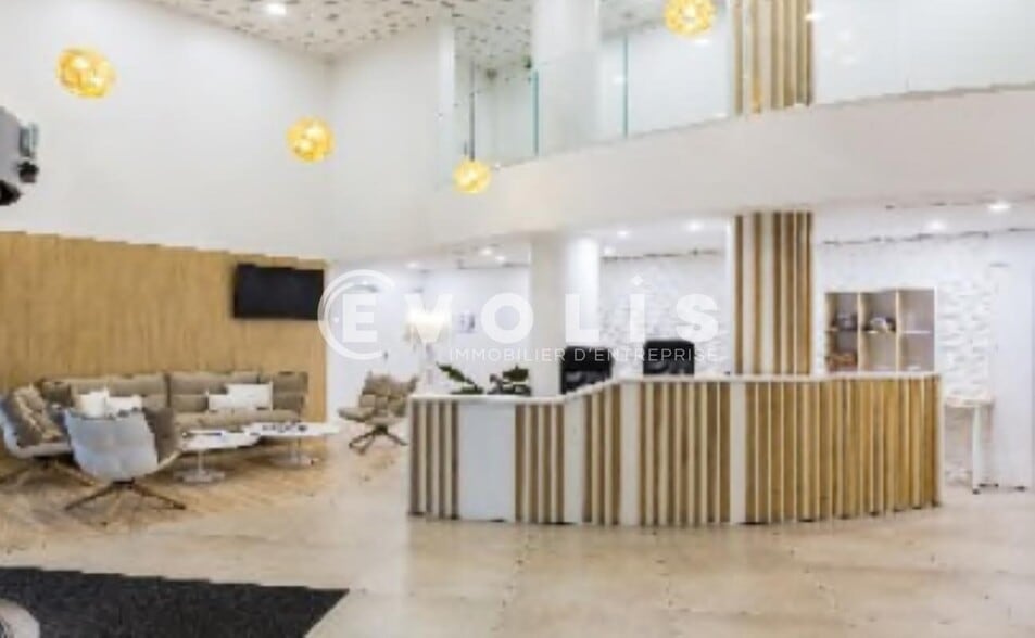 Office in Courbevoie to rent - Lobby - Image 2 of 13