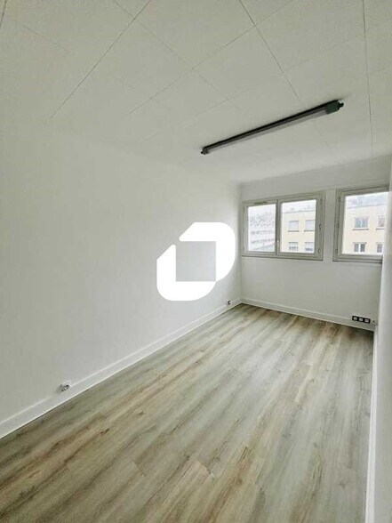 Office in Nanterre to rent - Building Photo - Image 3 of 9
