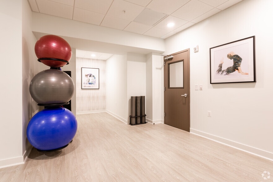 1 Woodbridge Ctr, Woodbridge, NJ to rent - Interior Photo - Image 2 of 11