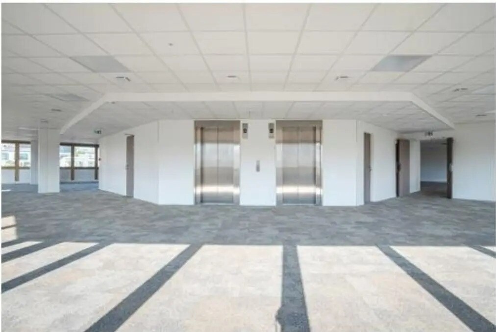 Location Bureaux 708 m² - Photo 1