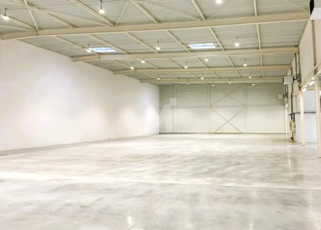 Light Industrial in Villebon-sur-Yvette to rent Interior Photo- Image 1 of 2