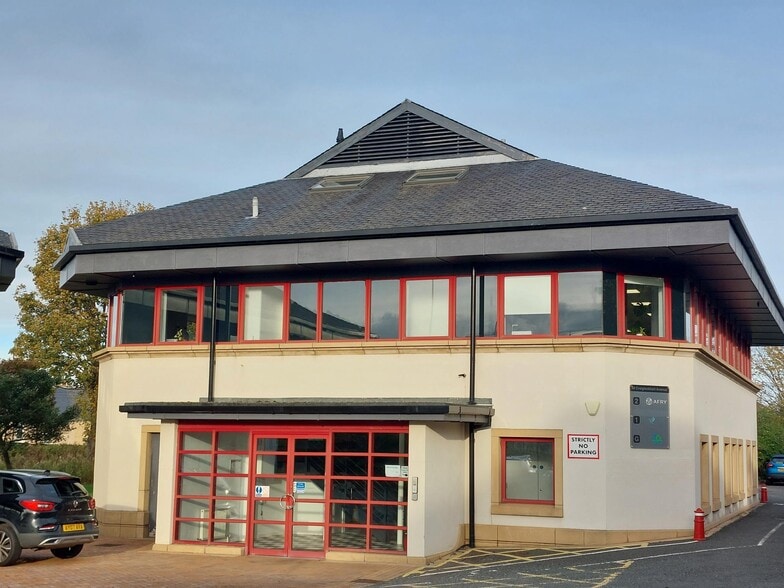 40 Craiglockhart Ave, Edinburgh to rent - Building Photo - Image 1 of 8