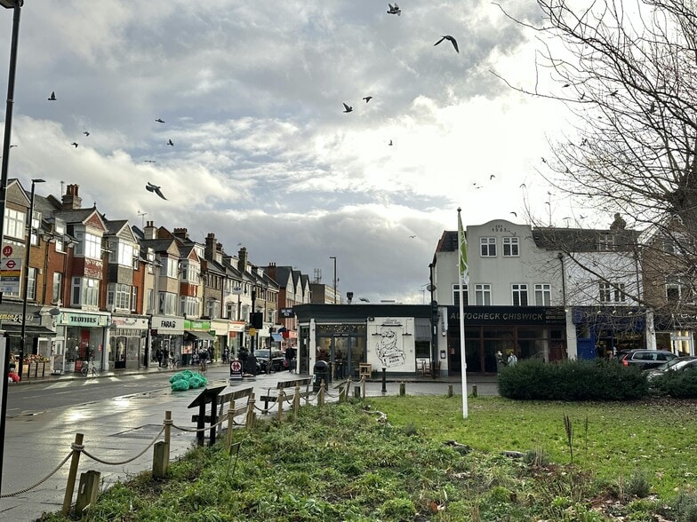 1-2 Chiswick Common Rd, London to rent - Building Photo - Image 2 of 7