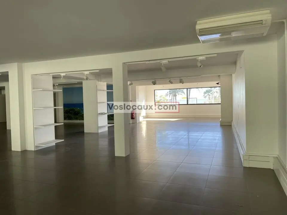Location Commerce 215 m² à 550 m² - Photo 1